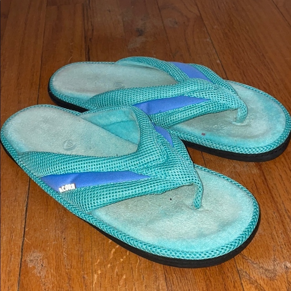 Acorn soft flip flops